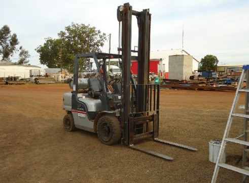 NISSAN 30 FORKLIFT 3 TON 2