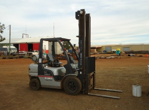 NISSAN 30 FORKLIFT 3 TON 3