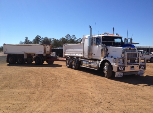 Prime mover with drop deck float & 20t winch