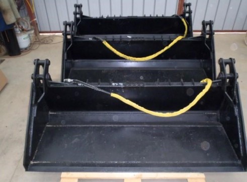 Skidsteer 4 in 1 Bucket 2