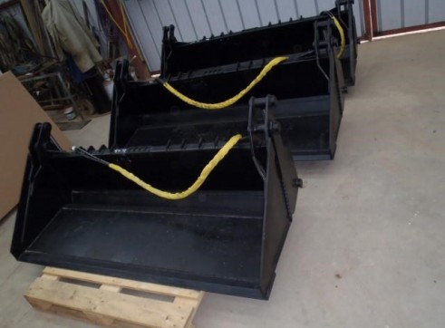Skidsteer 4 in 1 Bucket 3