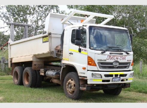Tipper and bobcat for wet hire