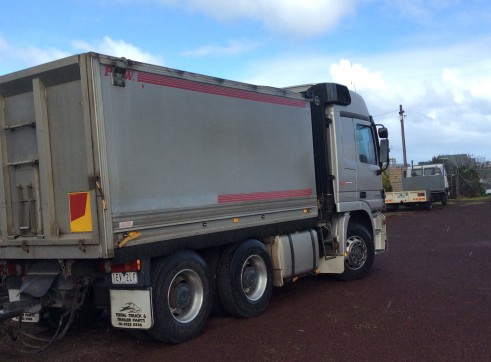 Tipper truck and trailer 2