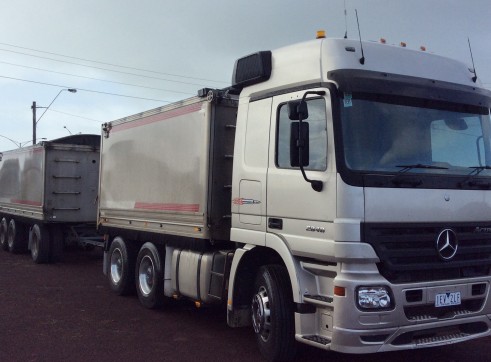 Tipper truck and trailer 1