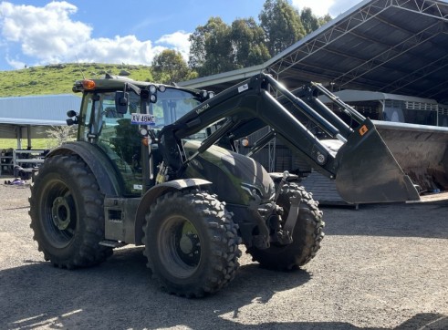 135HP Valtra G135 Tractor w/front end loader 1