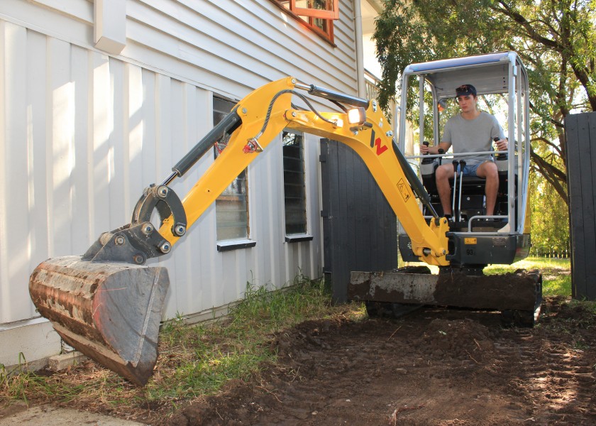 1.6 Tonne Mini Excavator 1