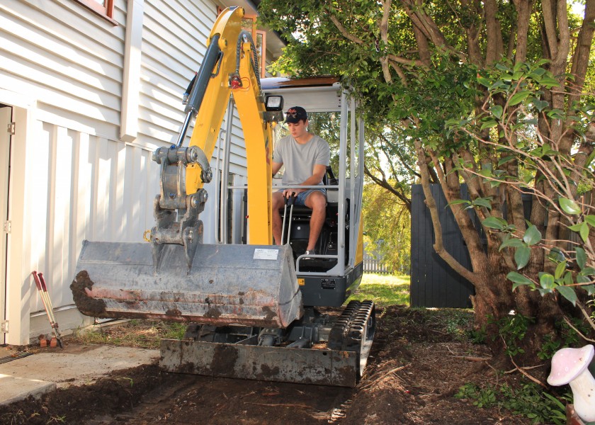 1.6 Tonne Mini Excavator 2