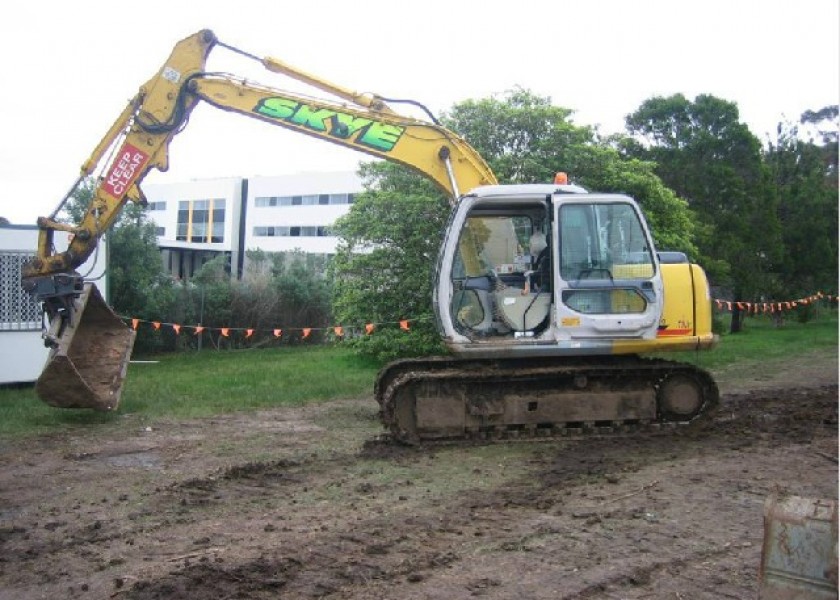 12Tonne Sumitomo Excavator 1