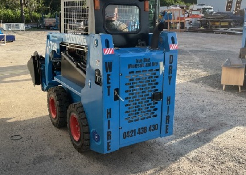 1.3T Wheeled Skid Steer 2