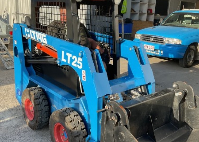 1.3T Wheeled Skid Steer 3