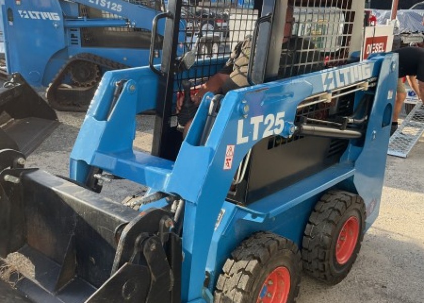 1.3T Wheeled Skid Steer 4