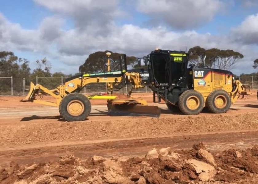 140M Grader w/GPS 1