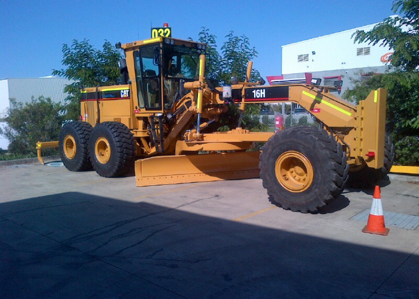 16H Caterpillar Grader 1