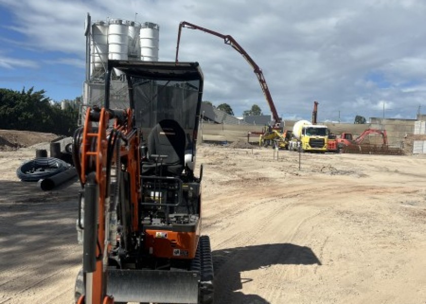 1.7T Hitachi Excavator 2