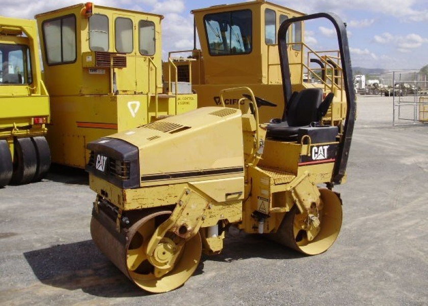 1995 Caterpillar CB214B 1