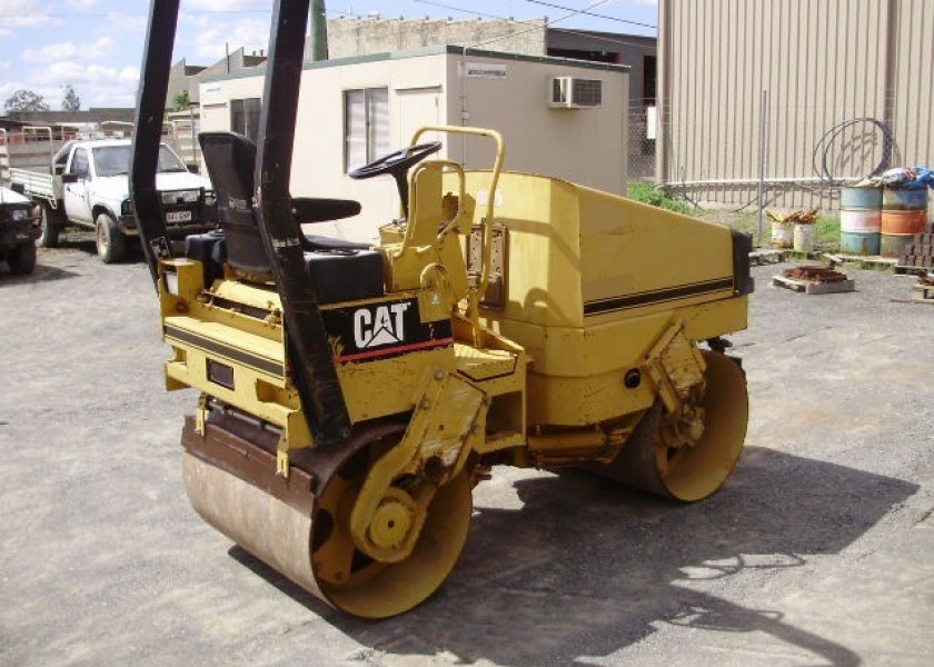 1995 Caterpillar CB214B 2