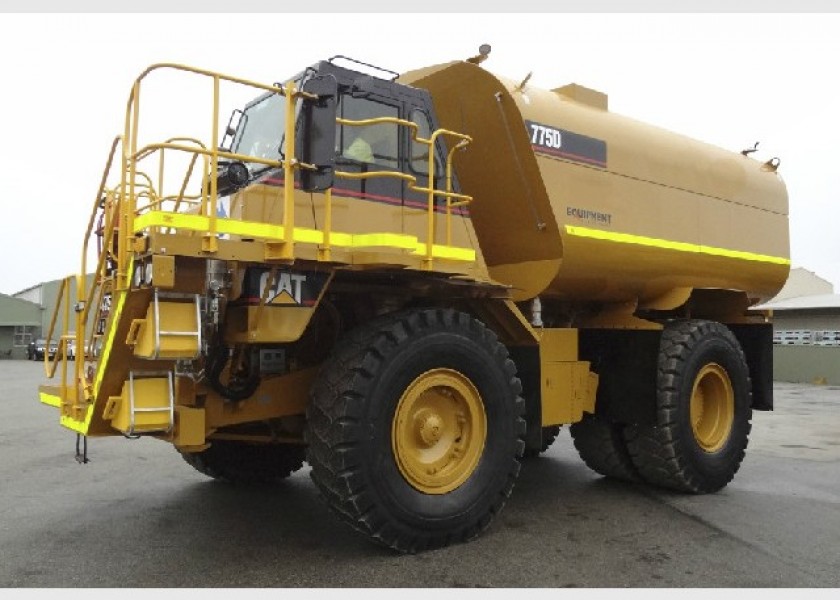 1998 CAT 775D Water Cart (H6850) 2