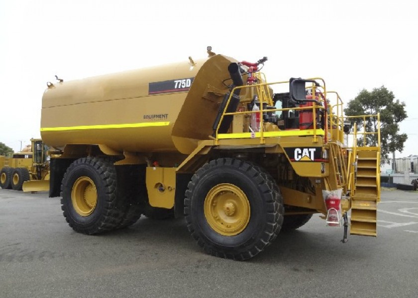 1998 CAT 775D Water Cart (H6850) 3