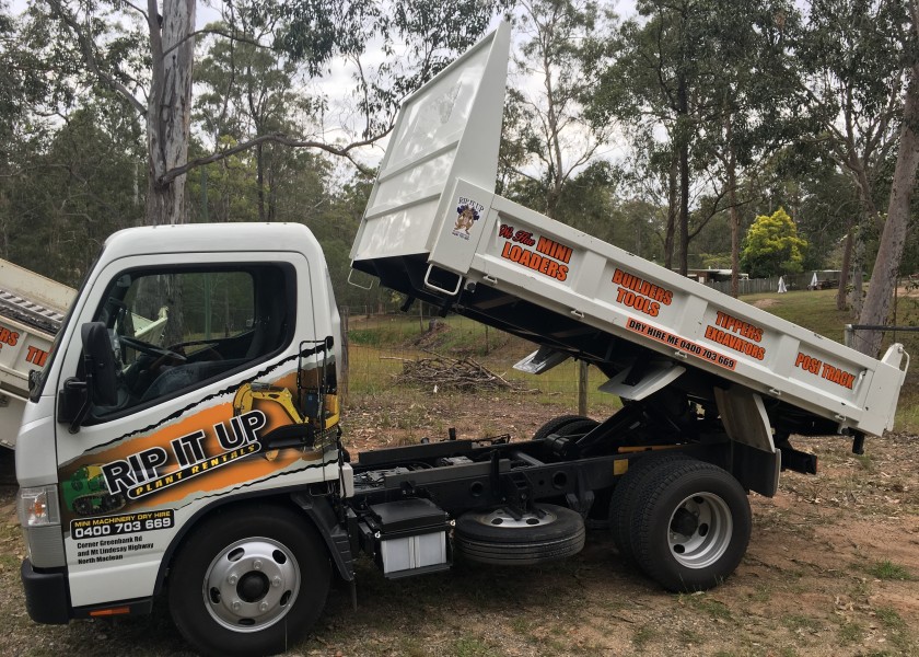 2T Mitsubishi Fuso Canter Tipper 1