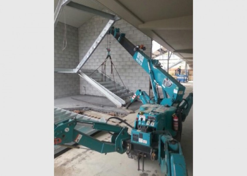 2.82 T Meada Crawler Crane 2