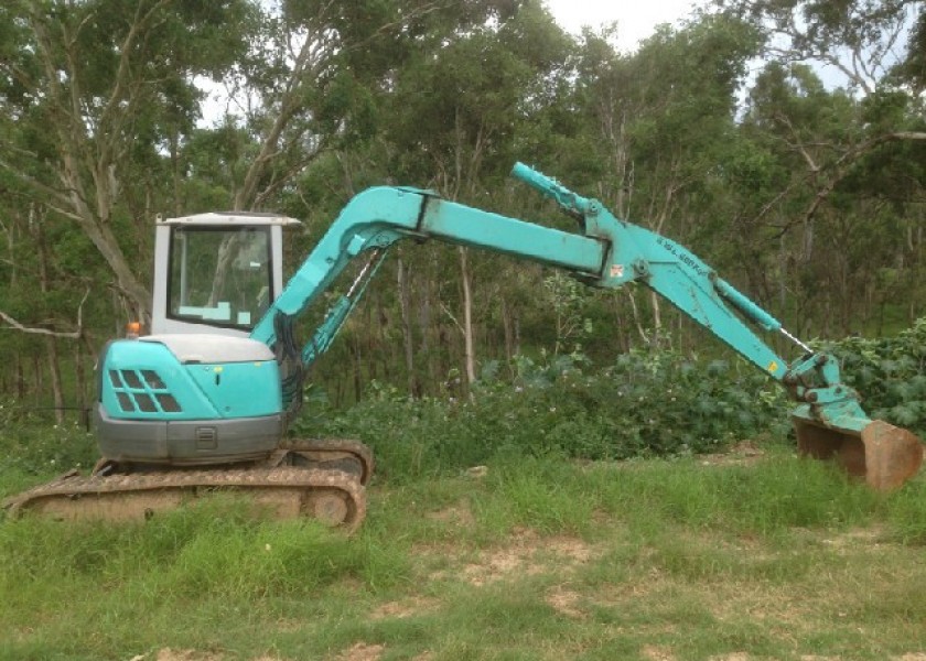 2000 Kobelco hydraulic excavator 6 tonne 2