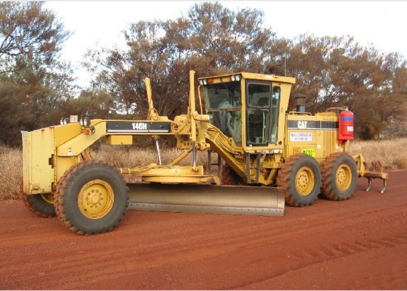 2001 Caterpillar 140H Grader 1