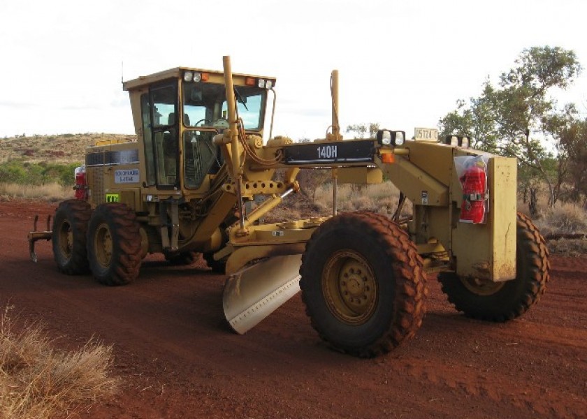 2001 Caterpillar 140H Grader 2