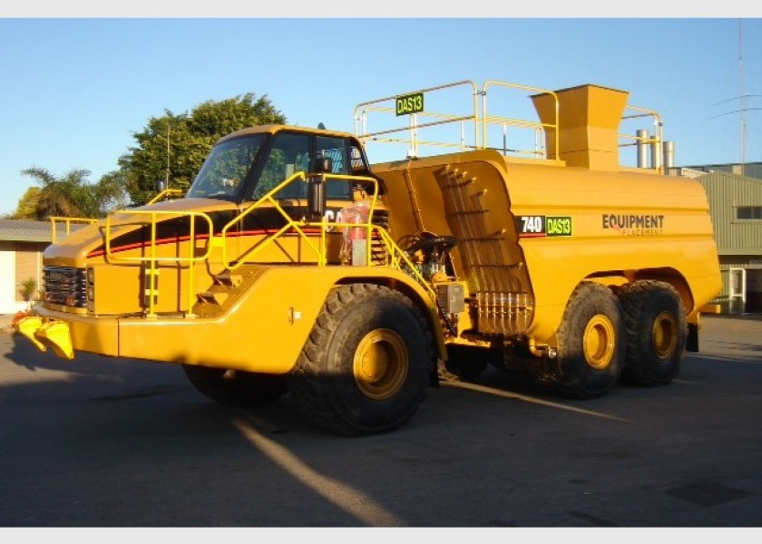 2005 CAT 740 Water Cart (H6630) 1