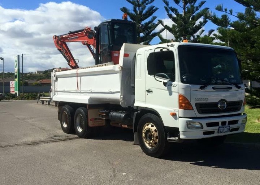 2005 Hino FM Tipper 1