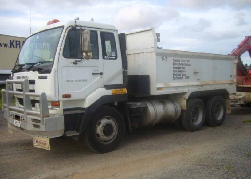 2005 Nissan UD 10m tipper 1