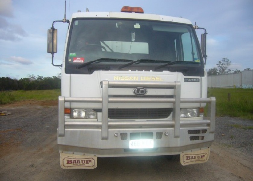 2005 Nissan UD 10m tipper 2