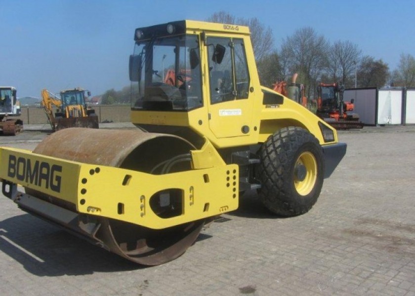 12T Bomag BW211D Smooth Drum Roller 1