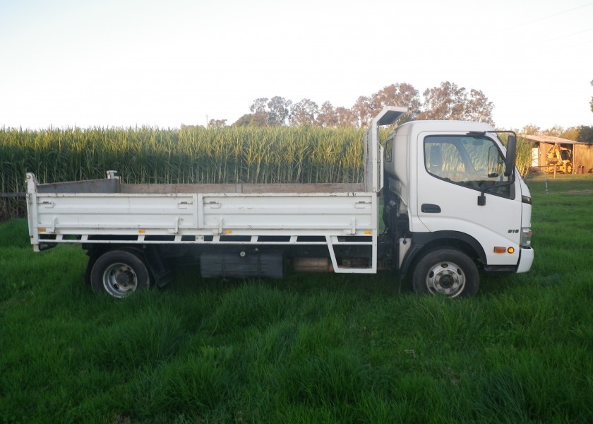 2007 Hino 4t tipper 4