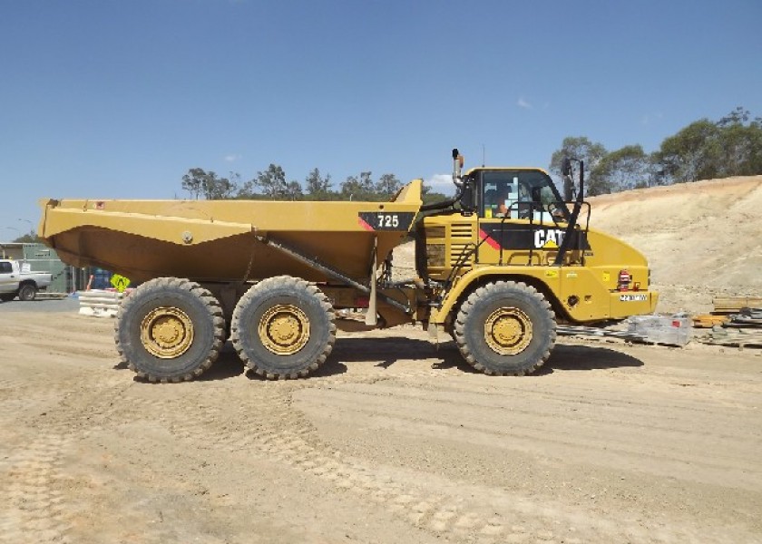 2011 CATERPILLAR 725 DUMP TRUCK 1