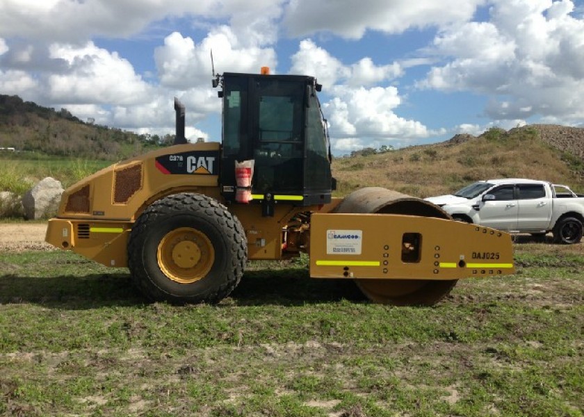 2012 Cat CS67 Vibrating Roller 1