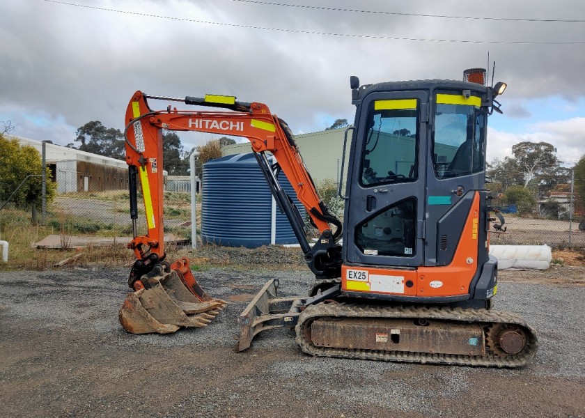 2013 3.3T Hitachi Excavator 2