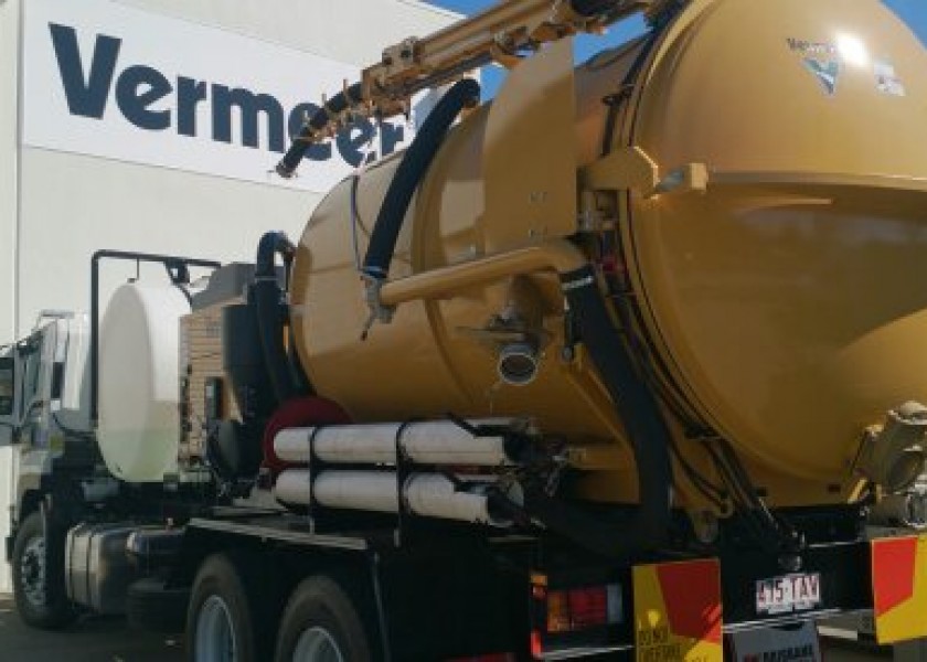 2013 8000 l Vermeer Vacuum excavator on Isuzu fvz 1400 truck  1
