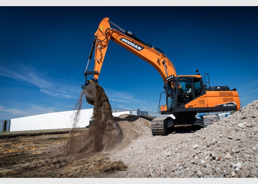 21.7T Doosan DX225LC Excavator 1