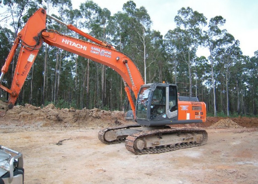 24T EXCAVATOR - HITACHI 1