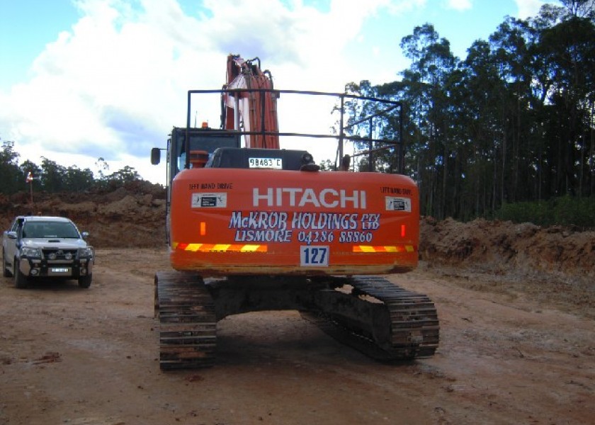 24T EXCAVATOR - HITACHI 3