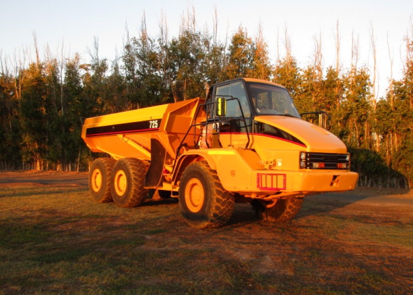 25T Cat 725 Dump truck Moxy for dry hire Available NOW 4