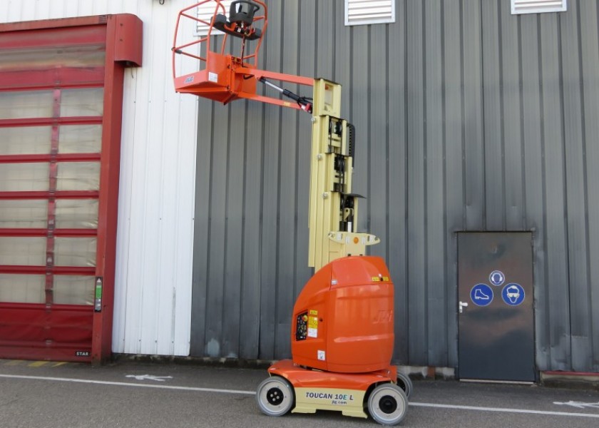 26' Vertical Mast Lift 1