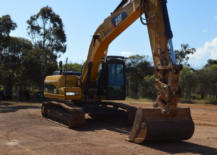 28t Cat 324D Excavator For Hire 2