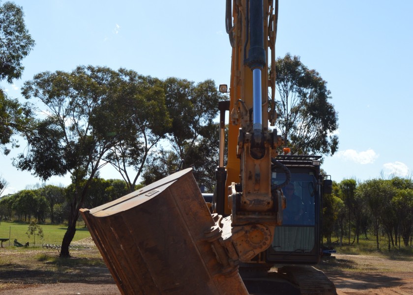 28t Cat 324D Excavator For Hire 3