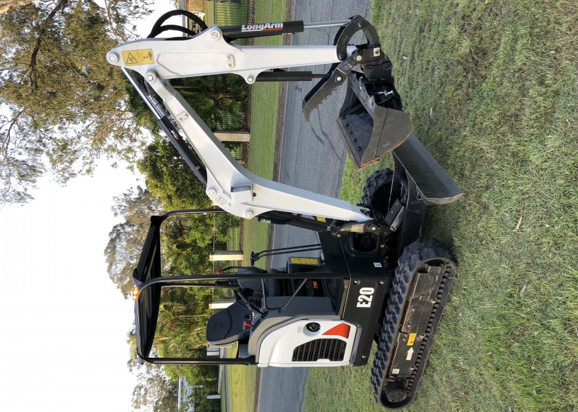 2T Excavator, with tilt bucket, grab and retractable to 980mm 2