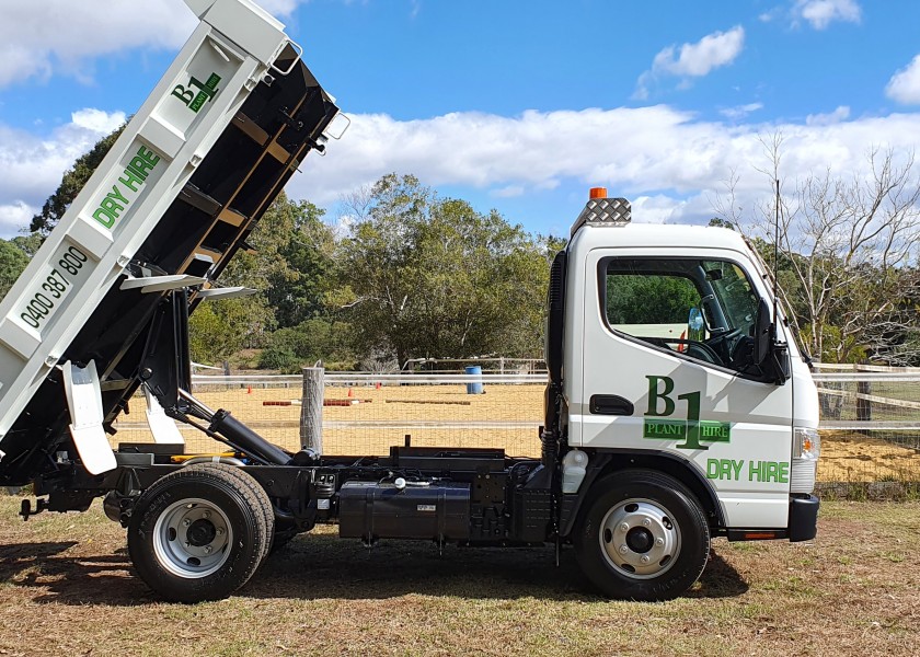 2t Tipper Fuso Canter 1