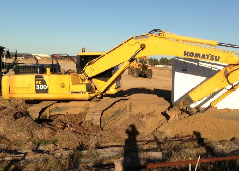 2x KOMATSU 300-7 Excavator 1