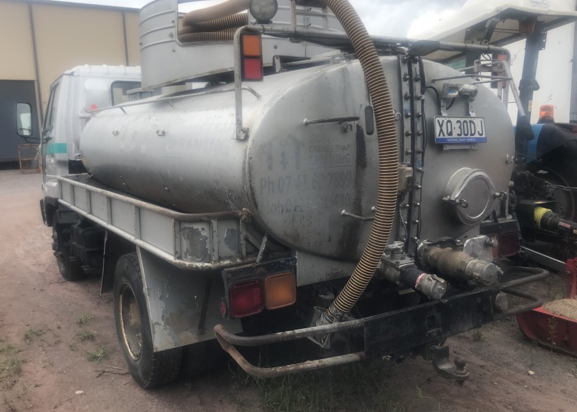 3,700L Mini Vacuum Truck 4