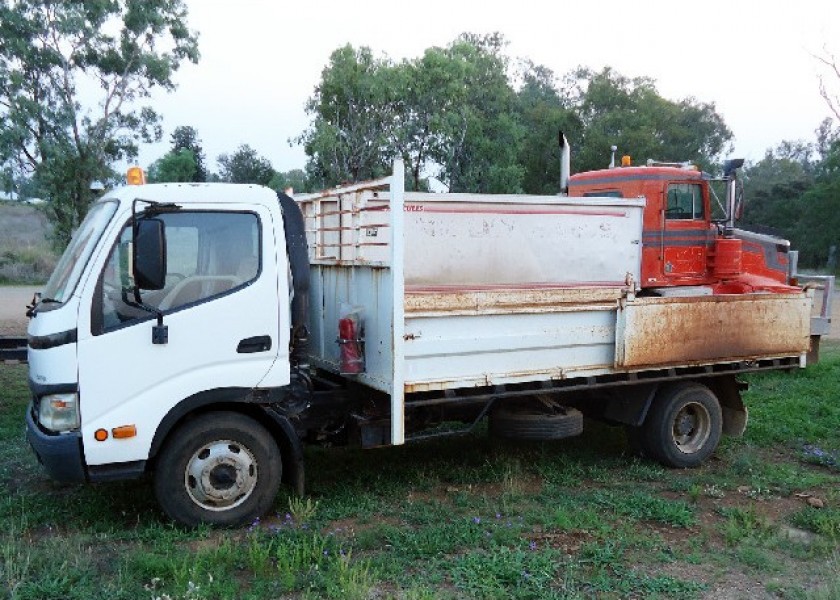 3 TON HINO TIPPER 1