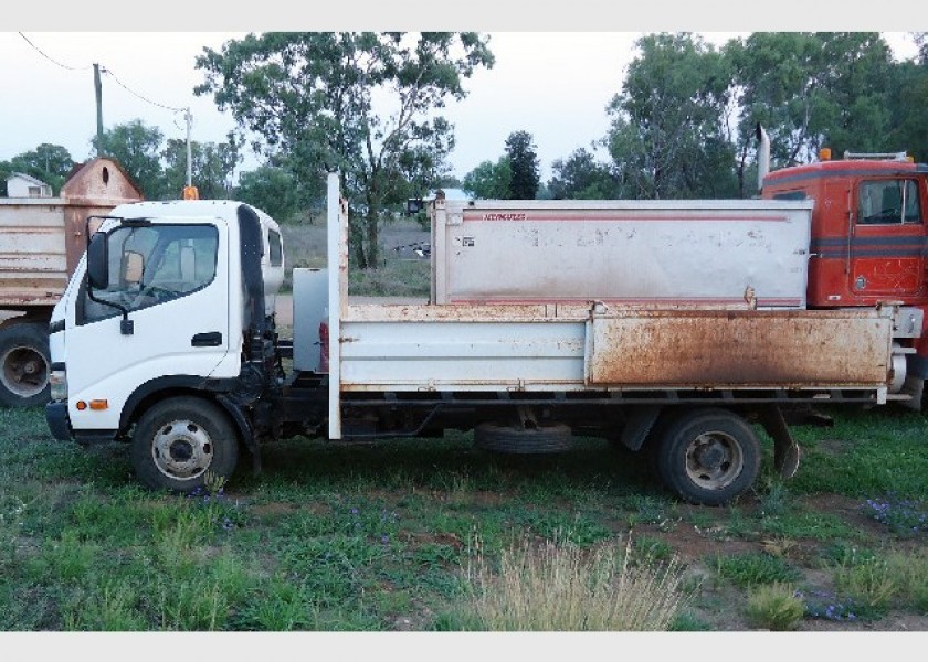 3 TON HINO TIPPER 3